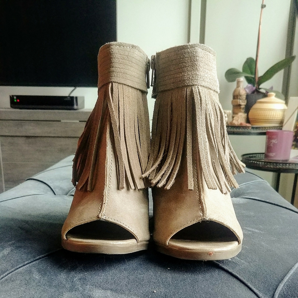 Francesca's Tan Fringe Heel size 6 / 36